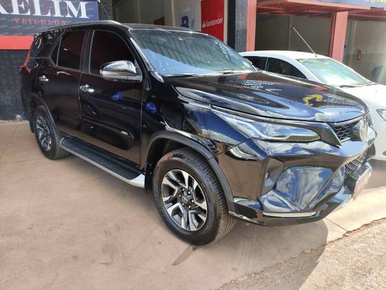 TOYOTA HILUX 2.8 D-4D TURBO DIESEL CD SRX 4X4 AUTOMÁTICO